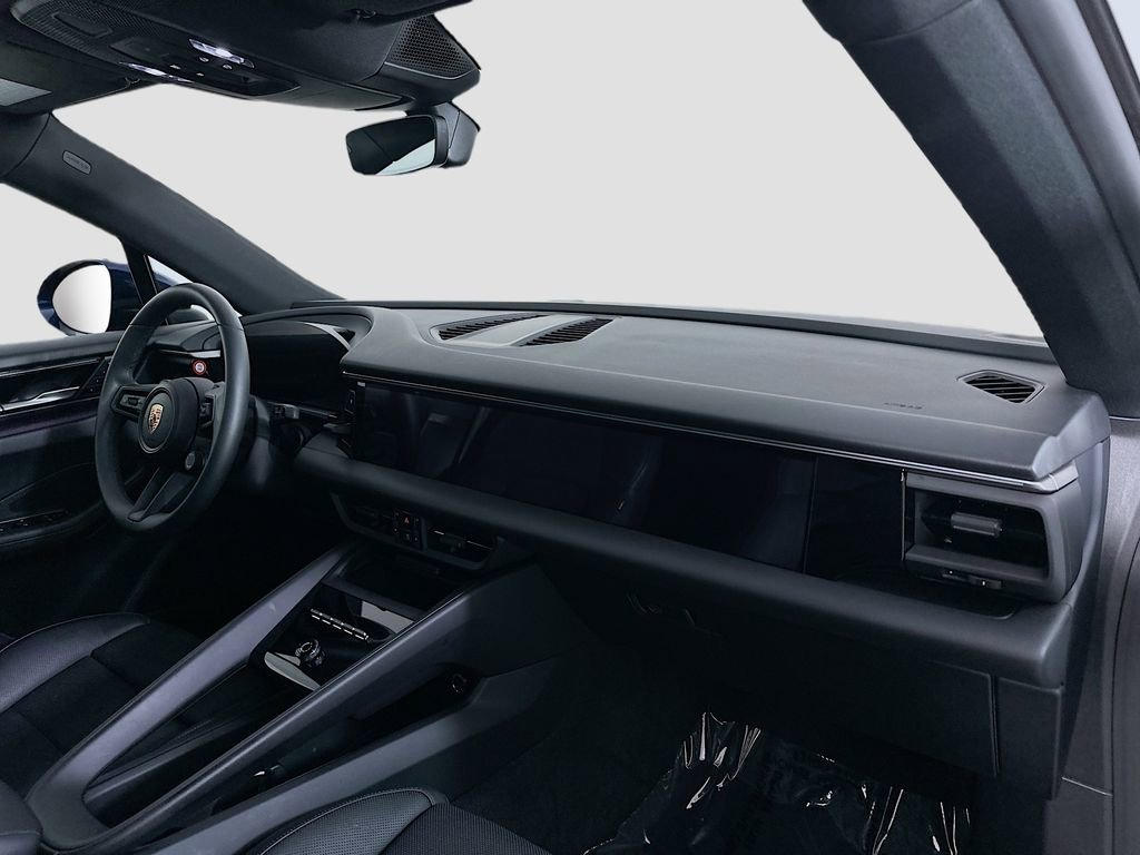 Certified 2025 Porsche Macan Electric image 32