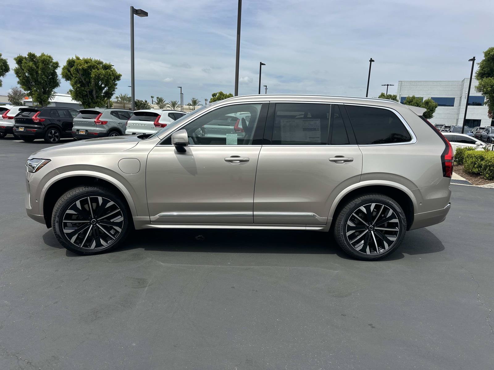 New 2026 Volvo XC90 T8 Plus w/ Protection Package Premier AWD/4WD image 4