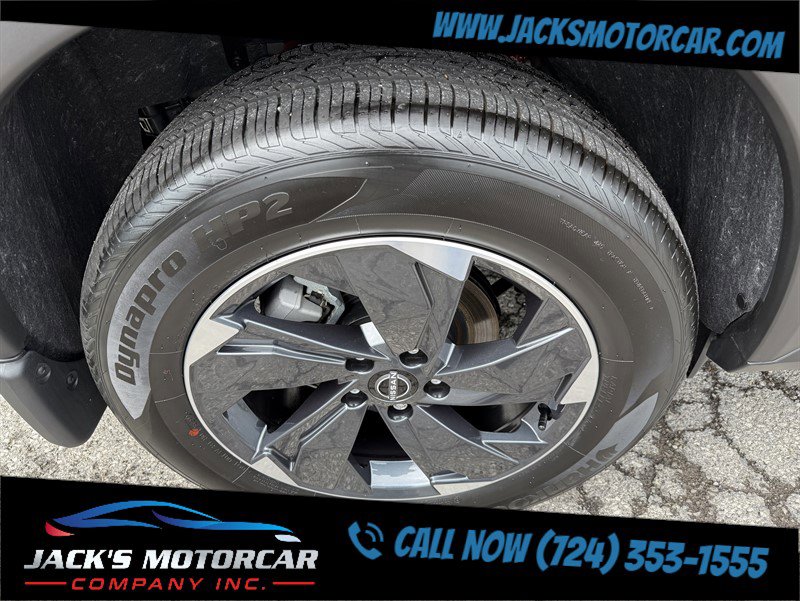 Used 2025 Nissan Rogue SV w/ SV Premium Package image 16