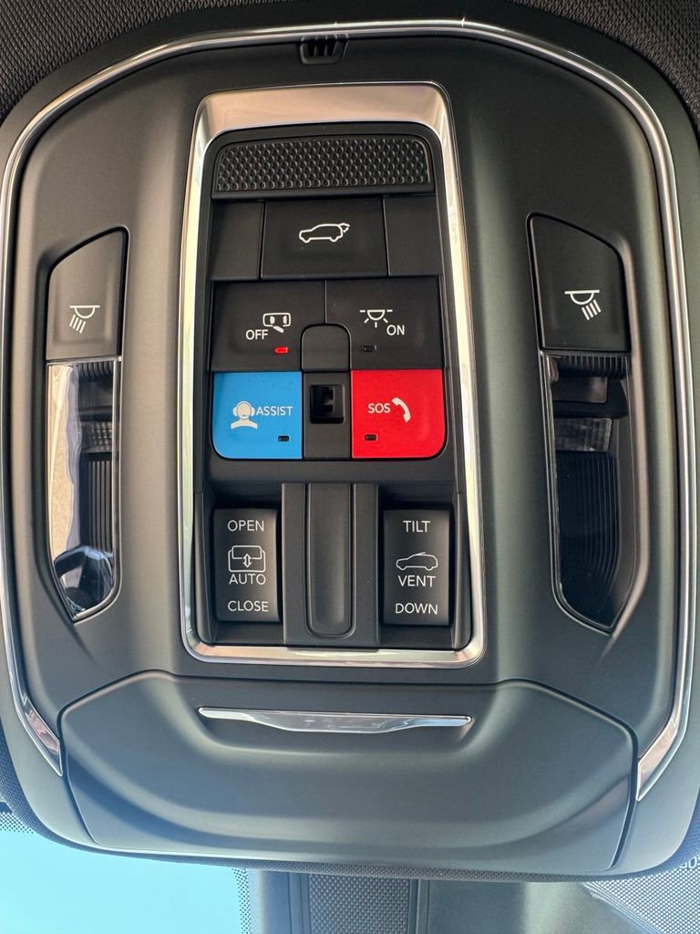 Used 2025 Jeep Grand Cherokee Laredo X w/ Luxury Tech Group I image 29