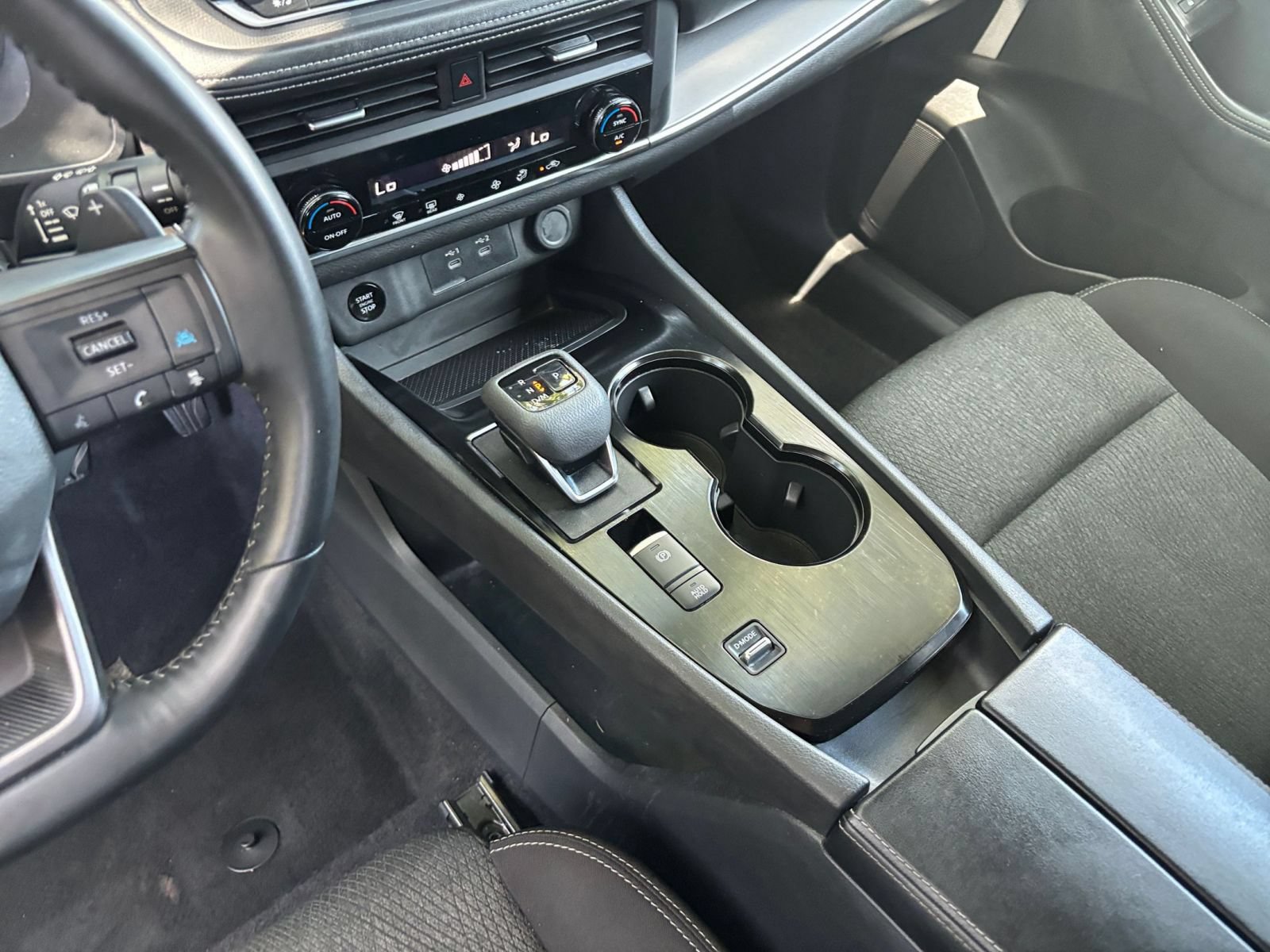Used 2025 Nissan Rogue SV FWD image 41