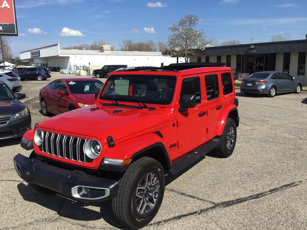 Used 2025 Jeep Wrangler Unlimited Sahara AWD/4WD image 27