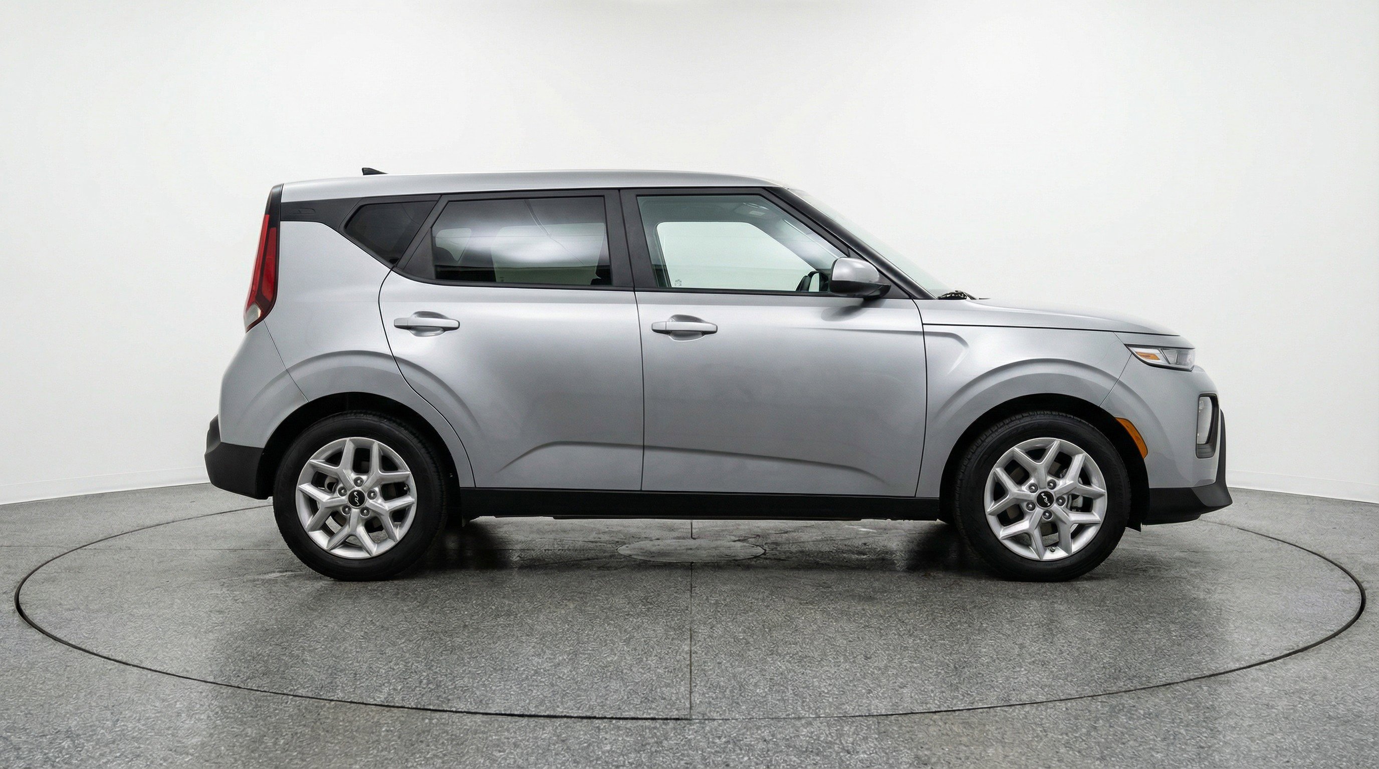 Used 2025 Kia Soul LX w/ LX Technology Package FWD image 11