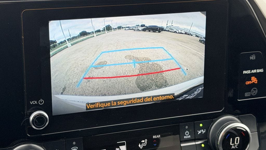 Used 2024 Toyota Highlander LE FWD image 16
