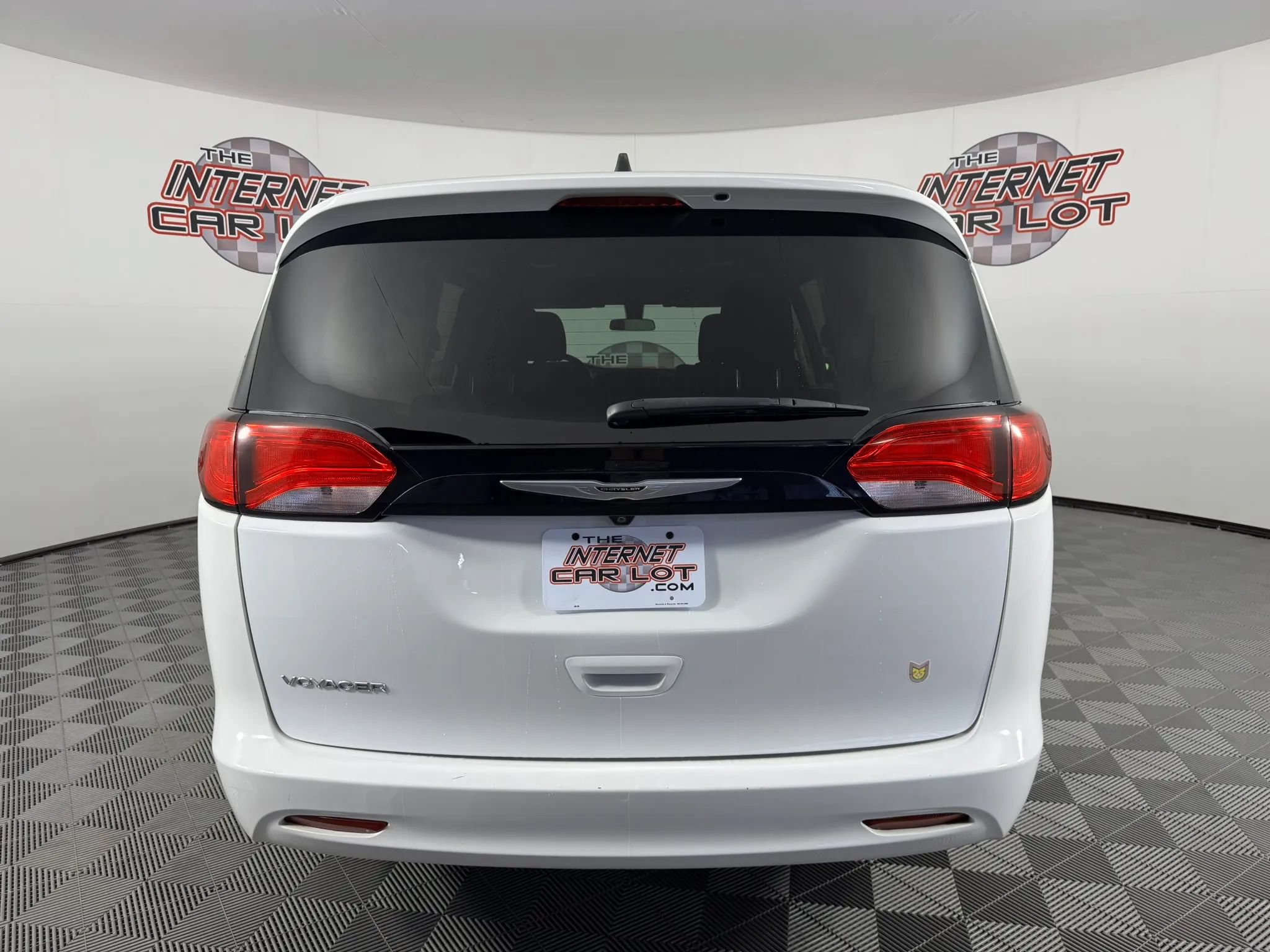 Used 2022 Chrysler Voyager LX FWD image 6
