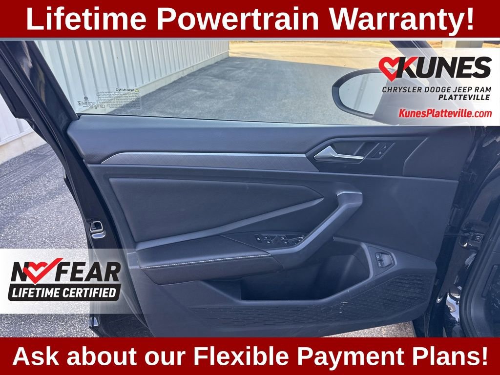 Used 2023 Volkswagen Jetta SE w/ Panoramic Sunroof Package image 12