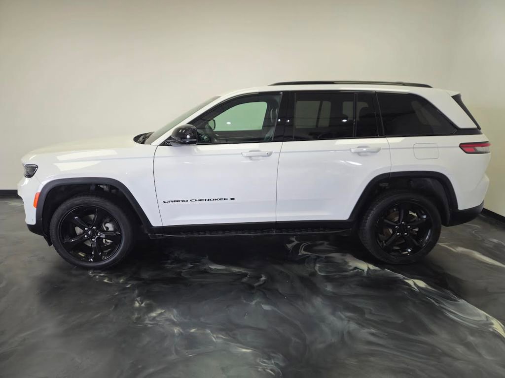 Used 2024 Jeep Grand Cherokee Limited w/ Luxury Tech Group II AWD/4WD image 2