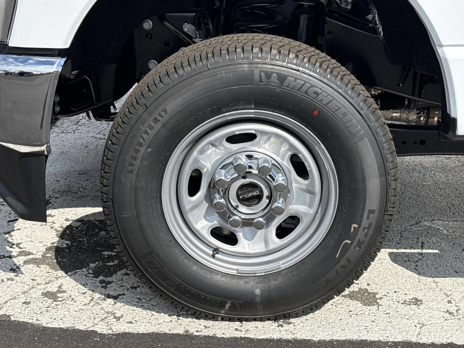 New 2026 Ford F250 XL w/ FX4 Off-Road Package AWD/4WD image 9