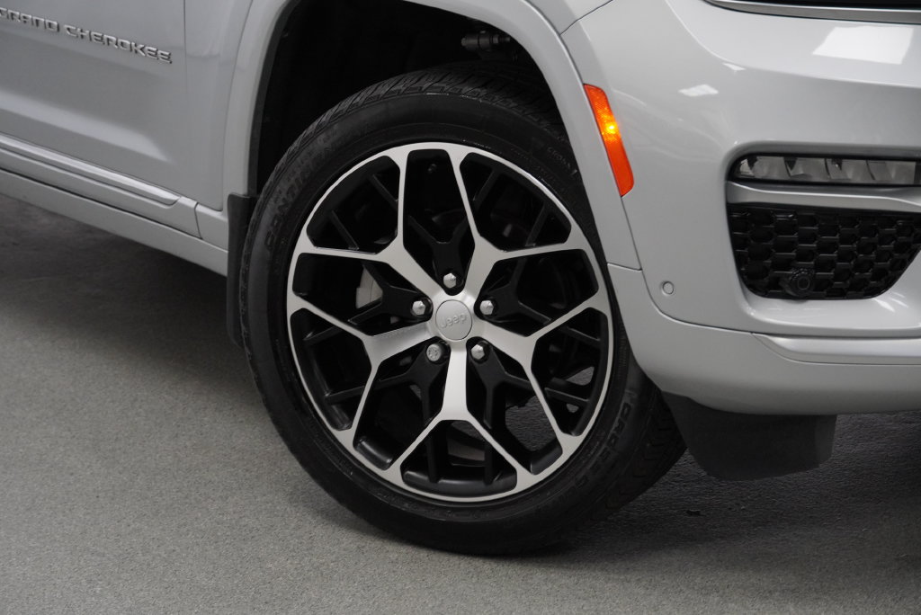 Used 2025 Jeep Grand Cherokee Summit AWD/4WD image 8