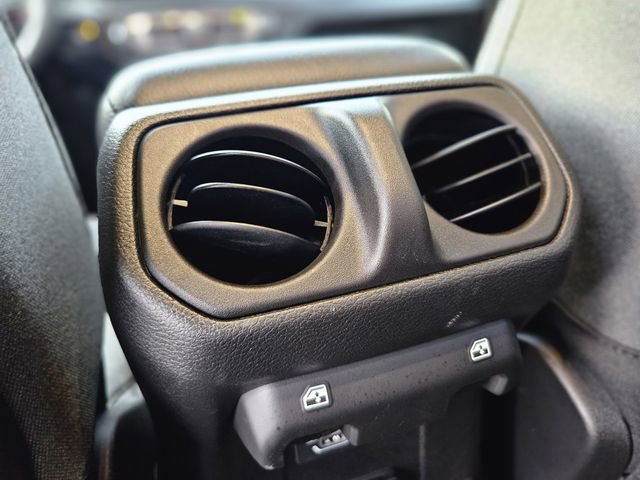 Used 2024 Jeep Gladiator Rubicon w/ Technology Group AWD/4WD image 29