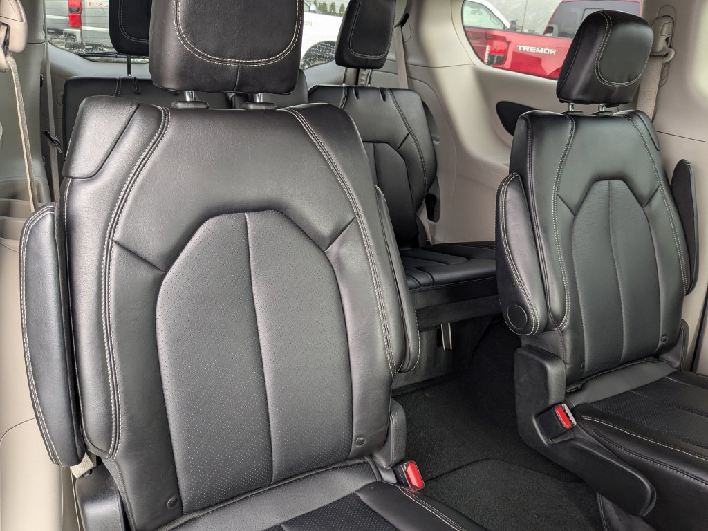 Used 2024 Chrysler Pacifica Touring-L FWD image 15