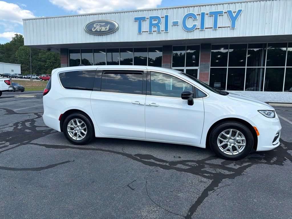 Used 2025 Chrysler Pacifica Select