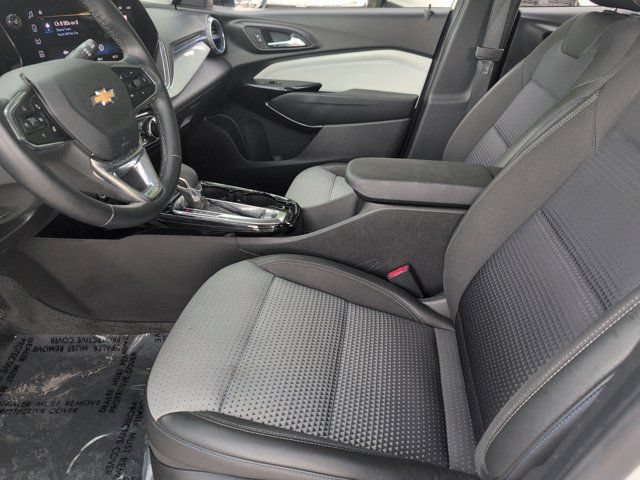 Used 2025 Chevrolet Trax LT w/ LT Convenience Package FWD image 24