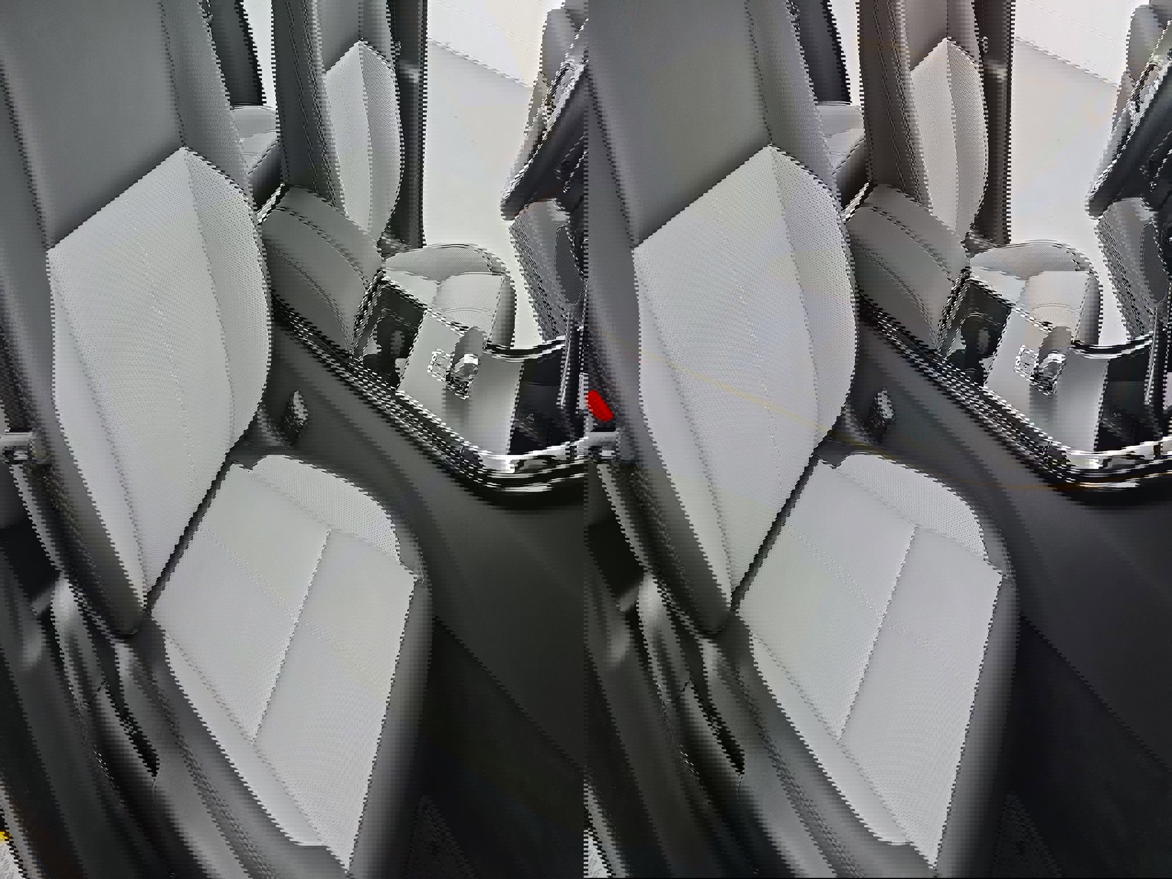 Used 2025 Land Rover Range Rover Velar Dynamic SE image 10