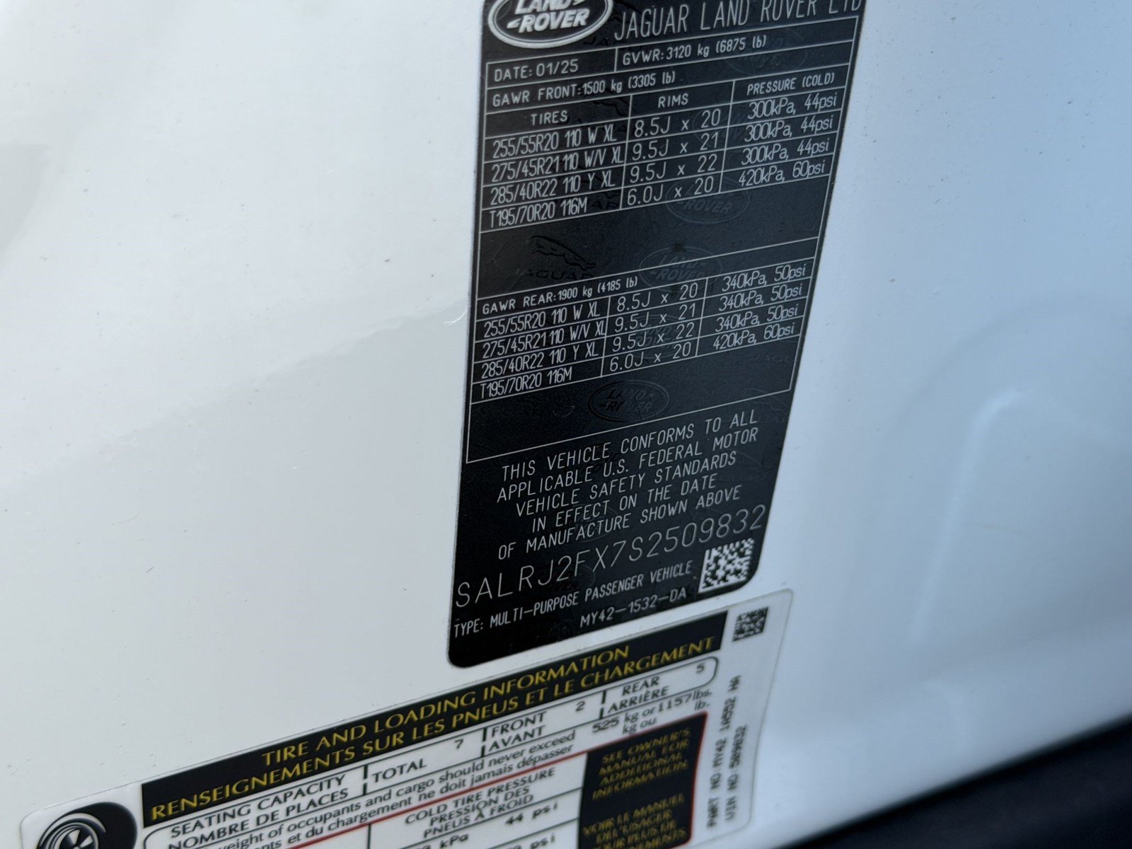 Certified 2025 Land Rover Discovery S AWD/4WD image 26
