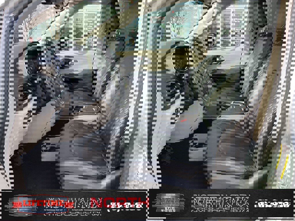 Used 2024 Chrysler Pacifica Touring-L image 3