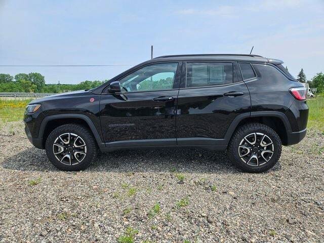 Used 2025 Jeep Compass Trailhawk AWD/4WD image 4