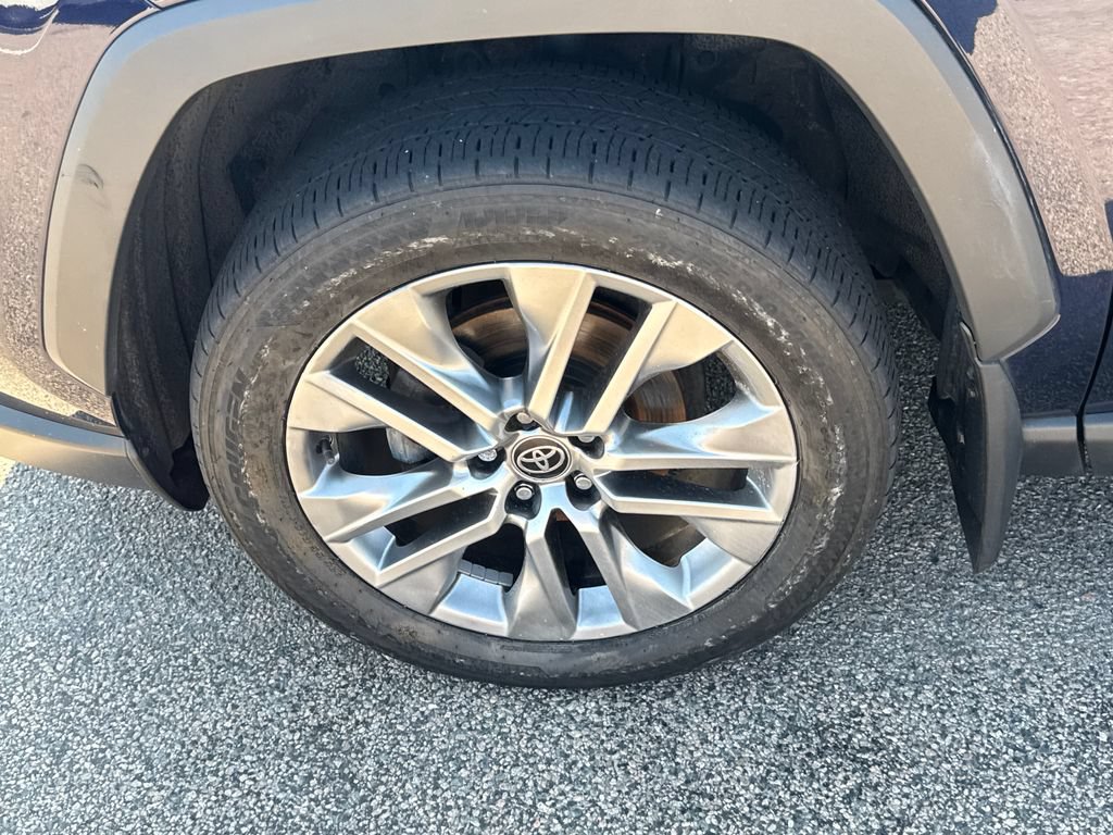 Used 2023 Toyota RAV4 XLE Premium AWD/4WD image 40