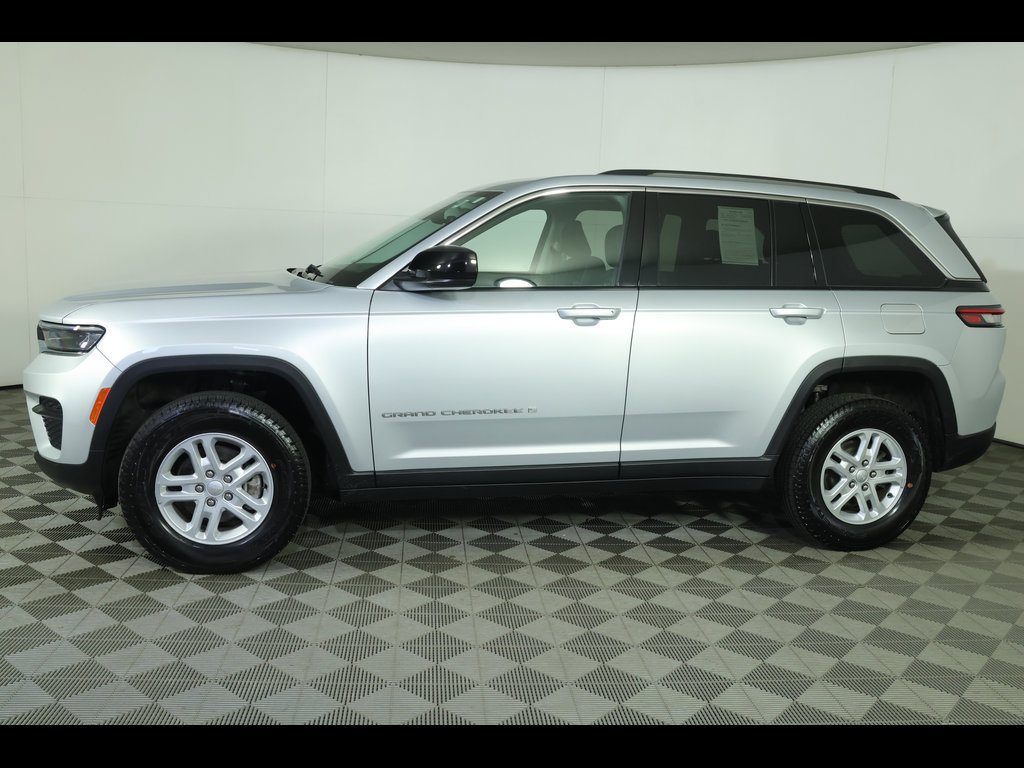 Used 2023 Jeep Grand Cherokee Laredo w/ Luxury Tech Group I AWD/4WD image 17