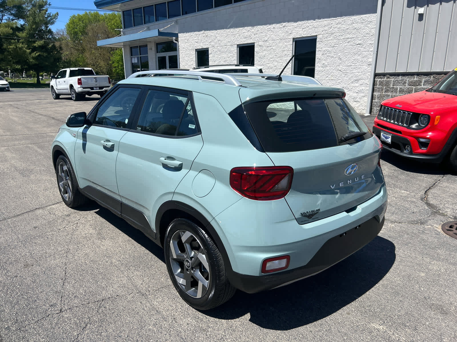 Used 2025 Hyundai Venue SEL FWD image 6