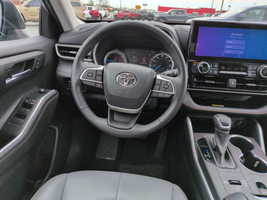 Used 2023 Toyota Highlander Bronze Edition image 13