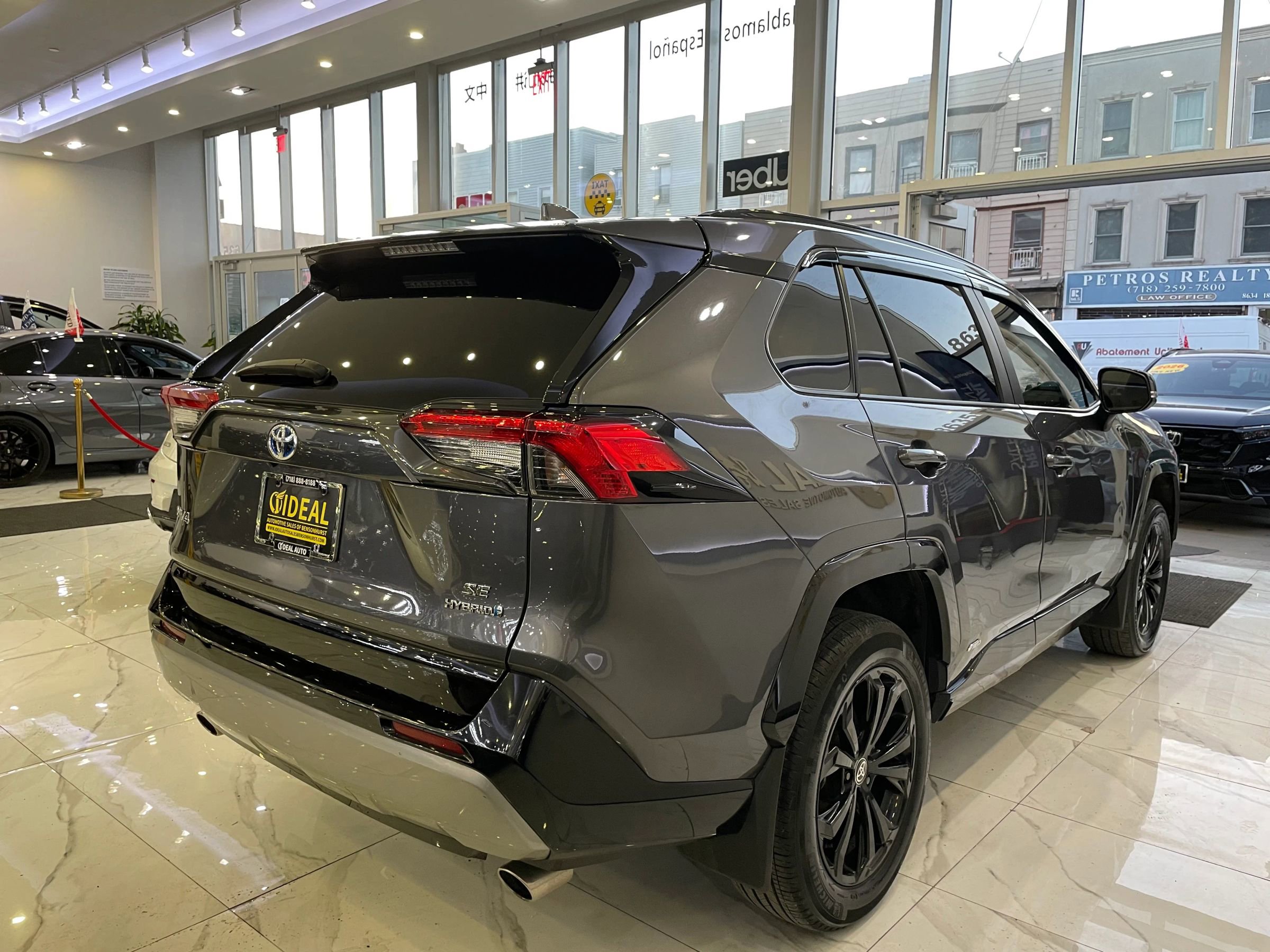 Used 2022 Toyota RAV4 SE w/ Convenience Package image 5