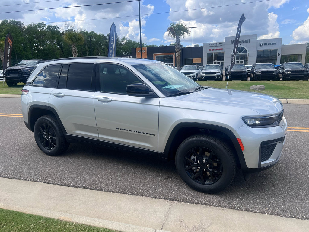 New 2026 Jeep Grand Cherokee Altitude RWD image 2