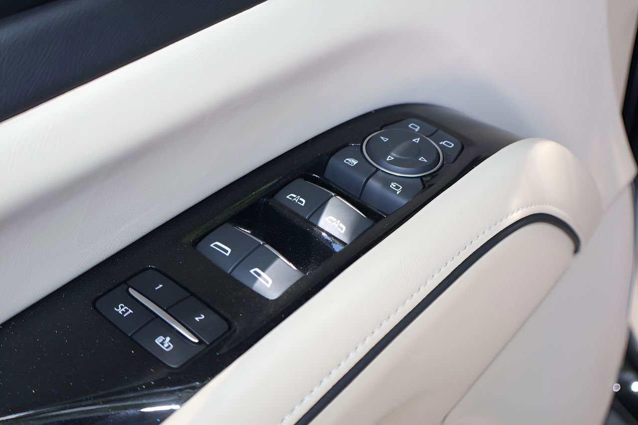 Used 2023 Cadillac Escalade Premium Luxury AWD/4WD image 11