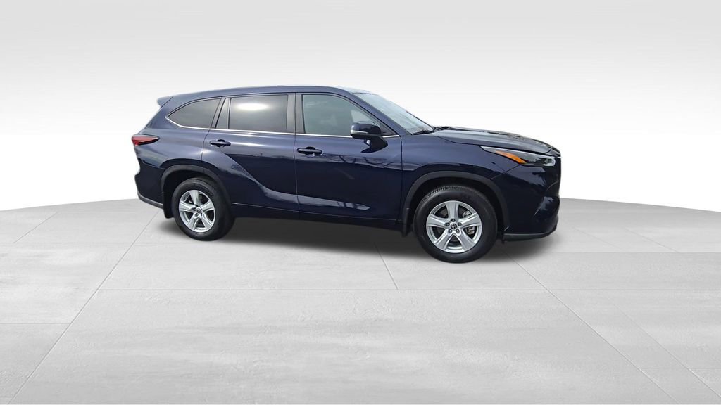 Used 2024 Toyota Highlander LE image 9