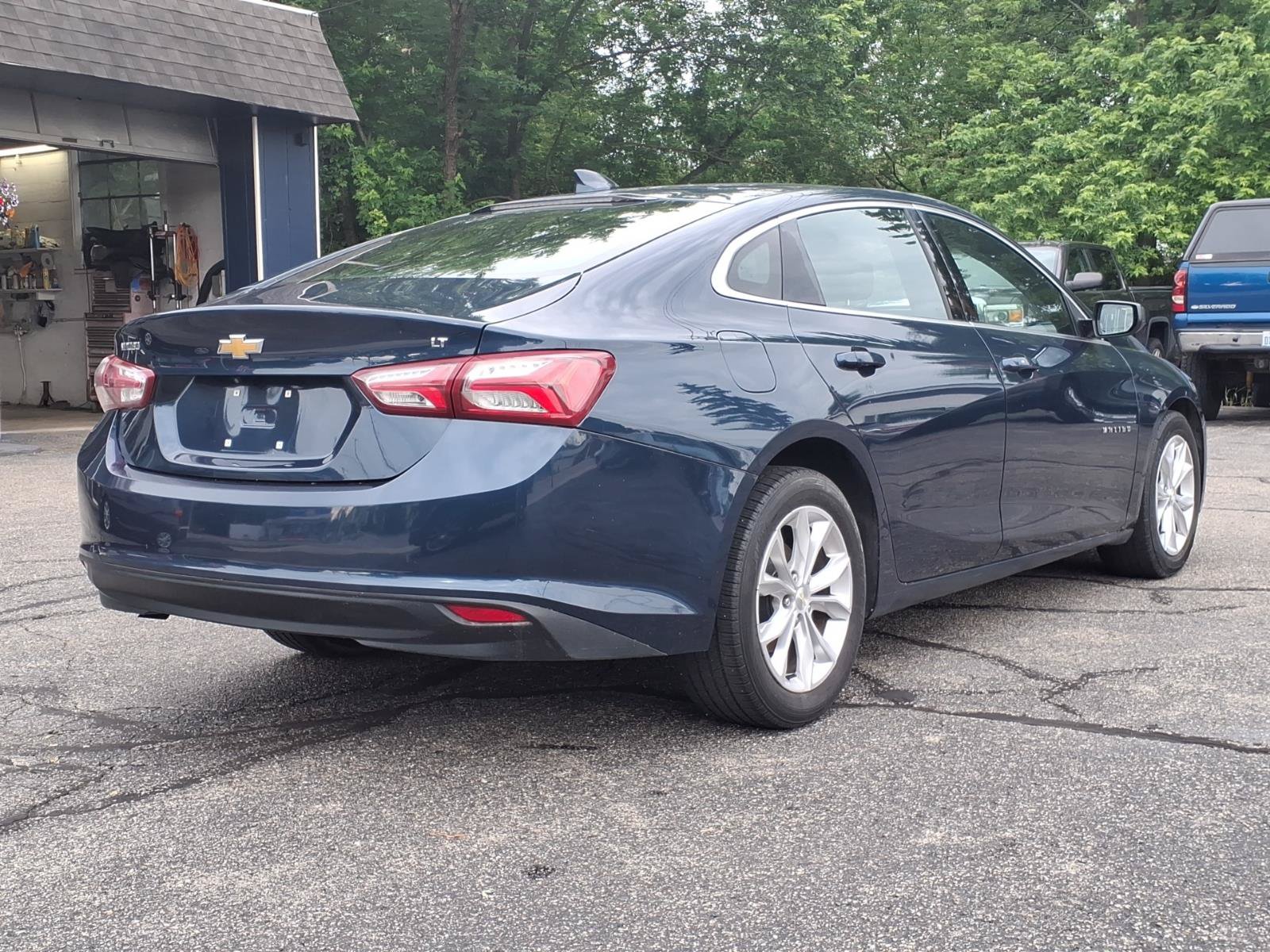 Used 2019 Chevrolet Malibu LT w/ Leather Package FWD image 3
