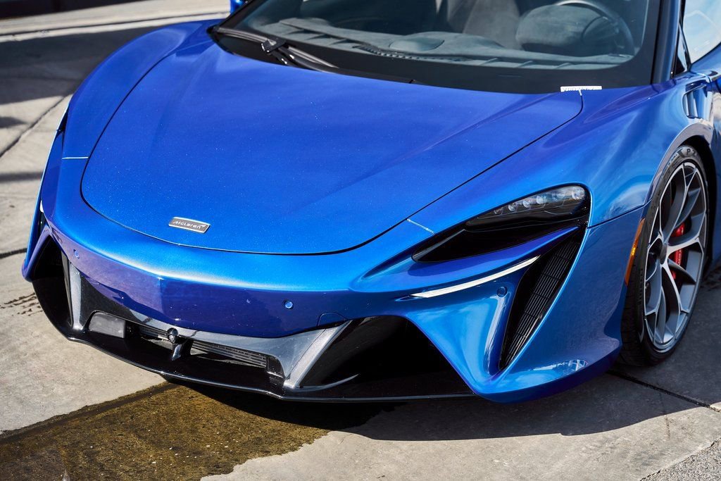 Used 2025 McLaren Artura Spider image 8