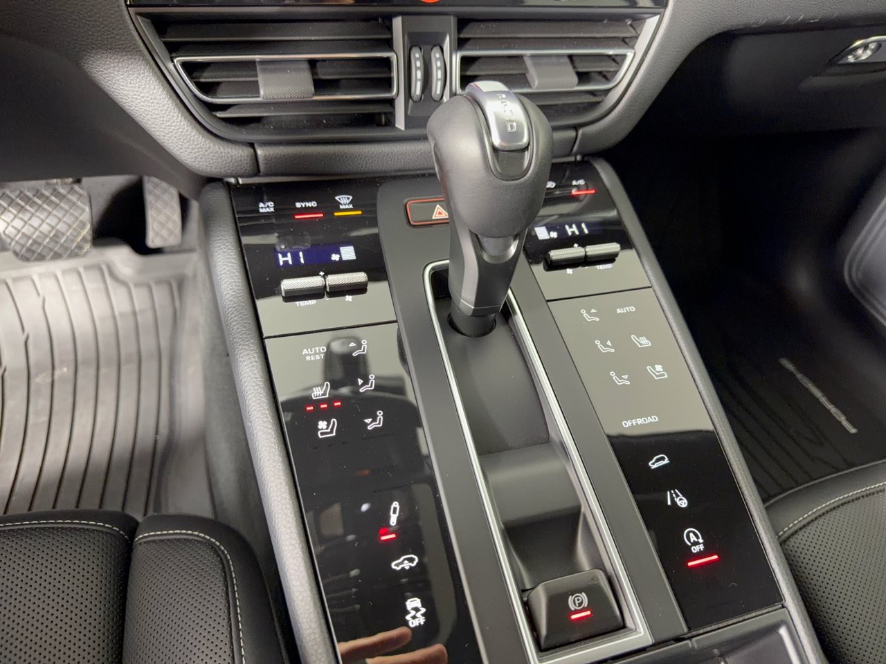 Used 2026 Porsche Macan Turbo AWD/4WD image 25