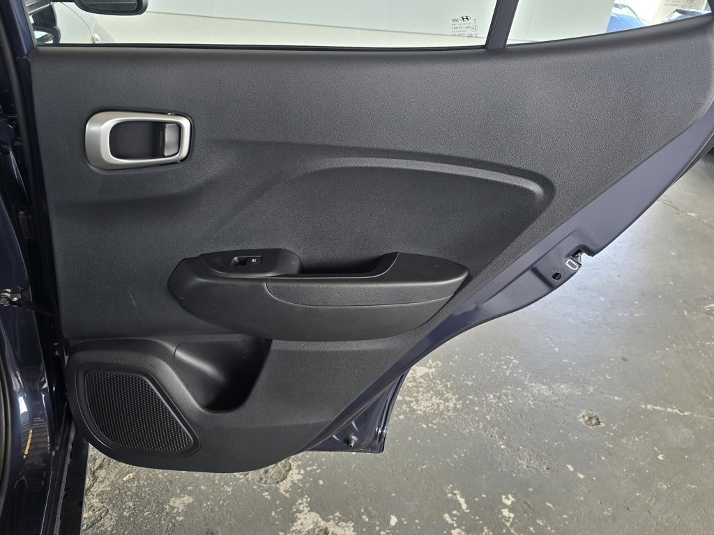 Used 2024 Hyundai Venue SE image 18