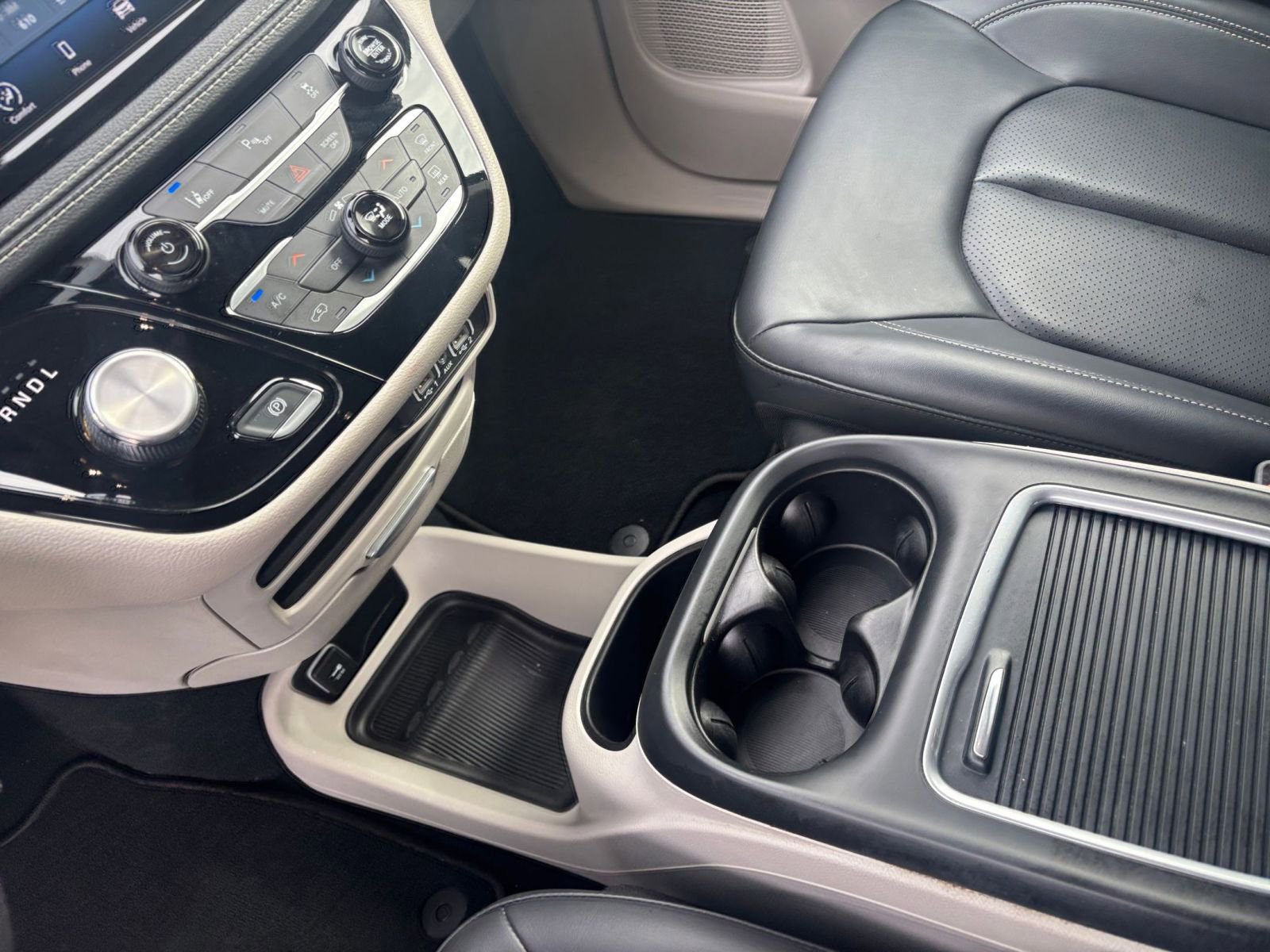 Used 2023 Chrysler Pacifica Touring-L image 42