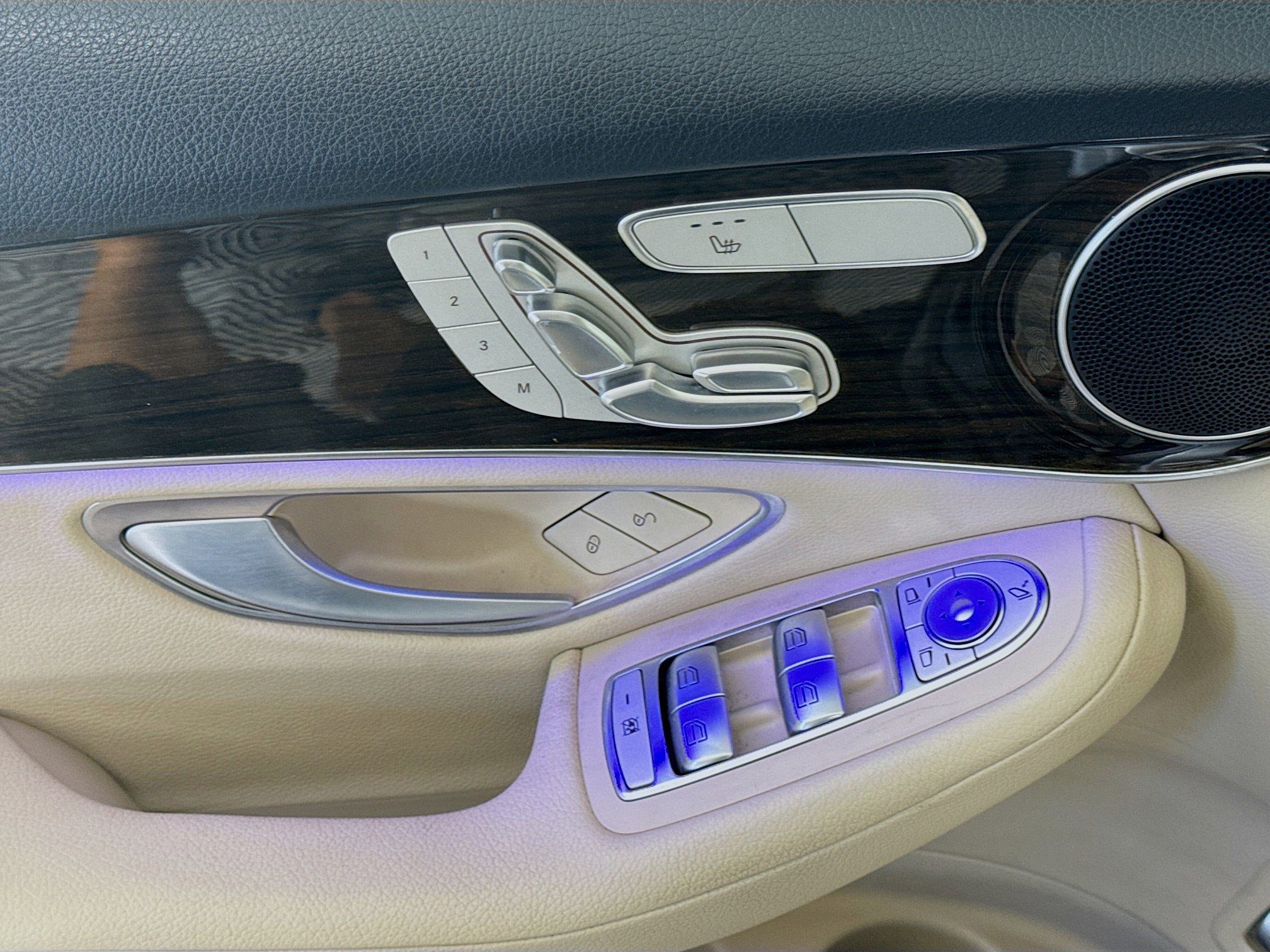 Used 2022 Mercedes-Benz GLC 300 w/ Premium Package Lite image 24