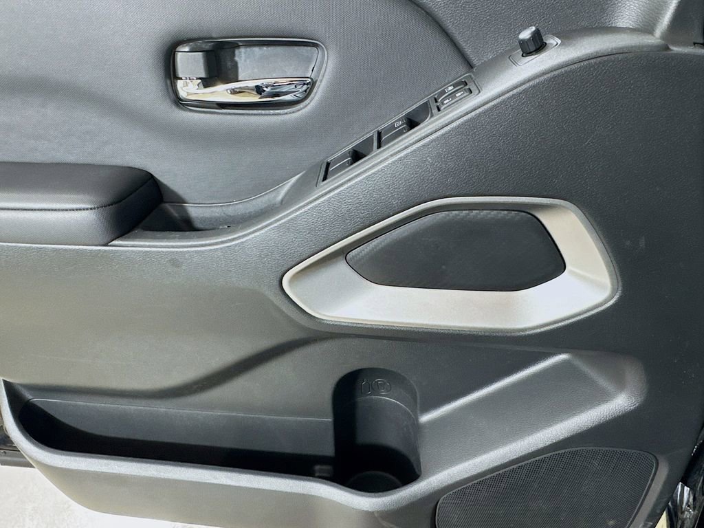 Used 2024 Nissan Frontier SV image 15