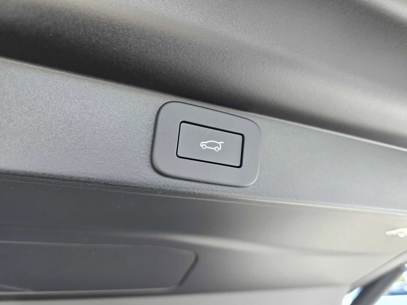 New 2025 Land Rover Range Rover SE image 17