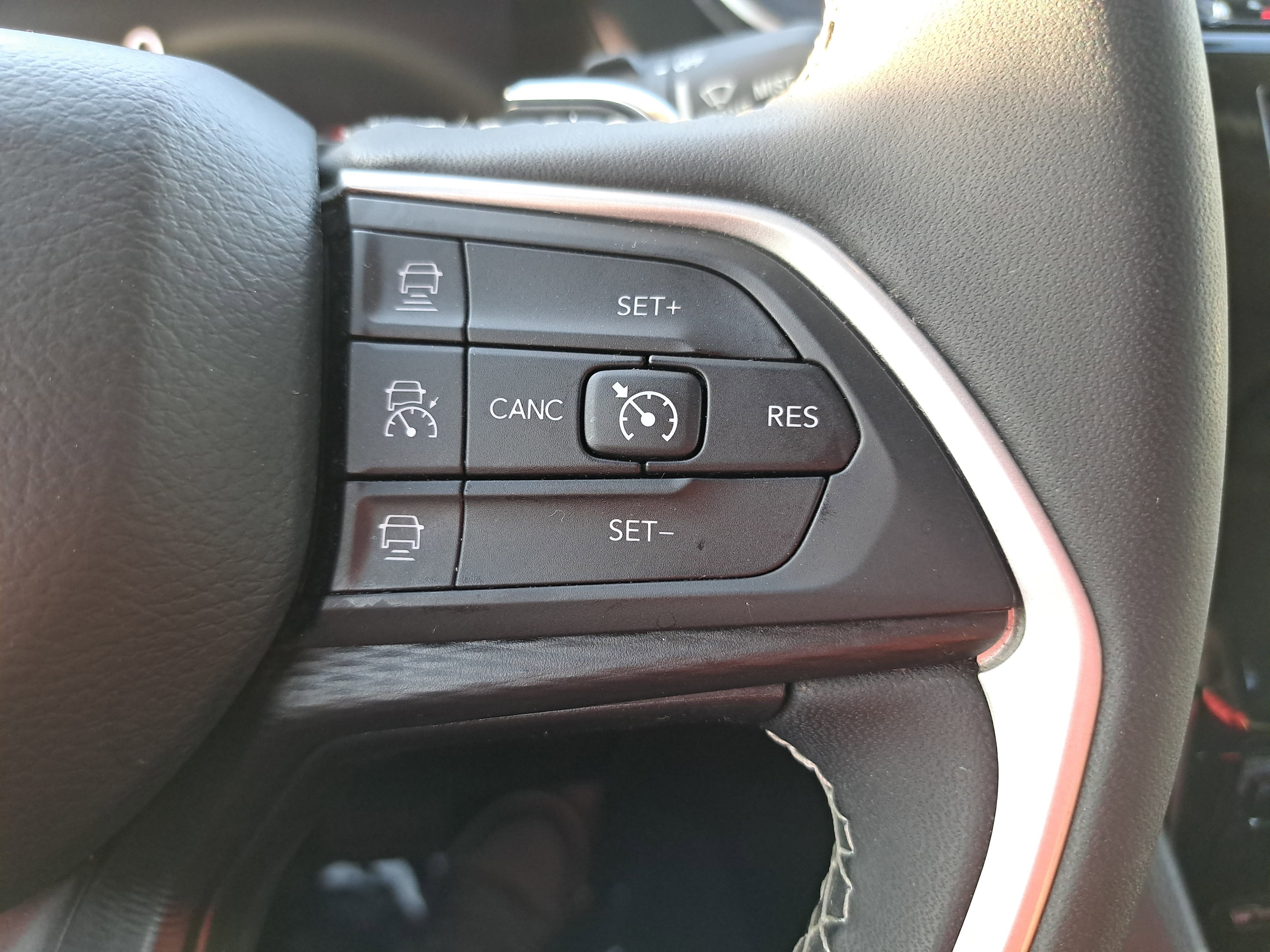 Used 2023 Jeep Grand Cherokee Laredo image 17