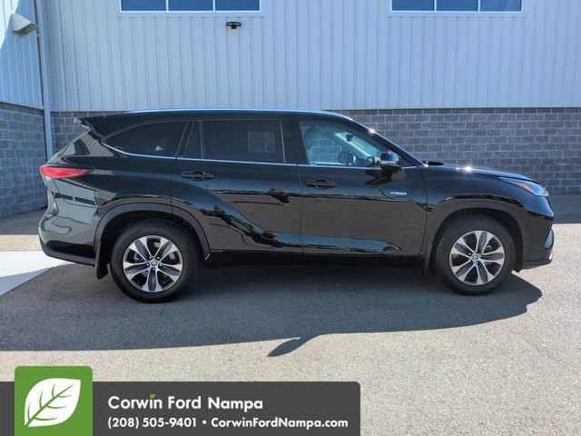 Used 2021 Toyota Highlander XLE AWD/4WD image 2