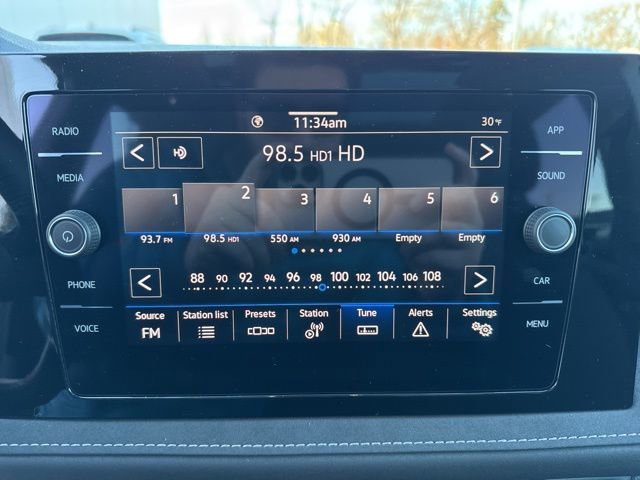 Certified 2025 Volkswagen Taos SE image 16