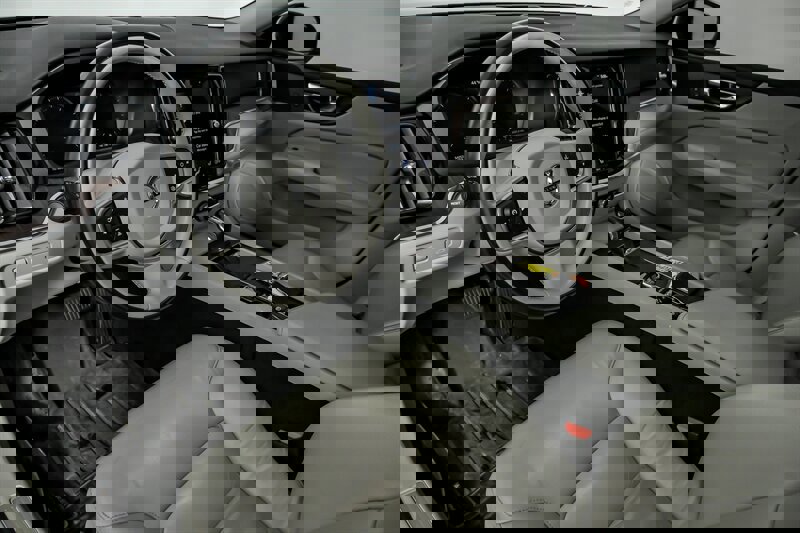 Used 2021 Volvo S60 T6 Momentum w/ Premium Package image 17