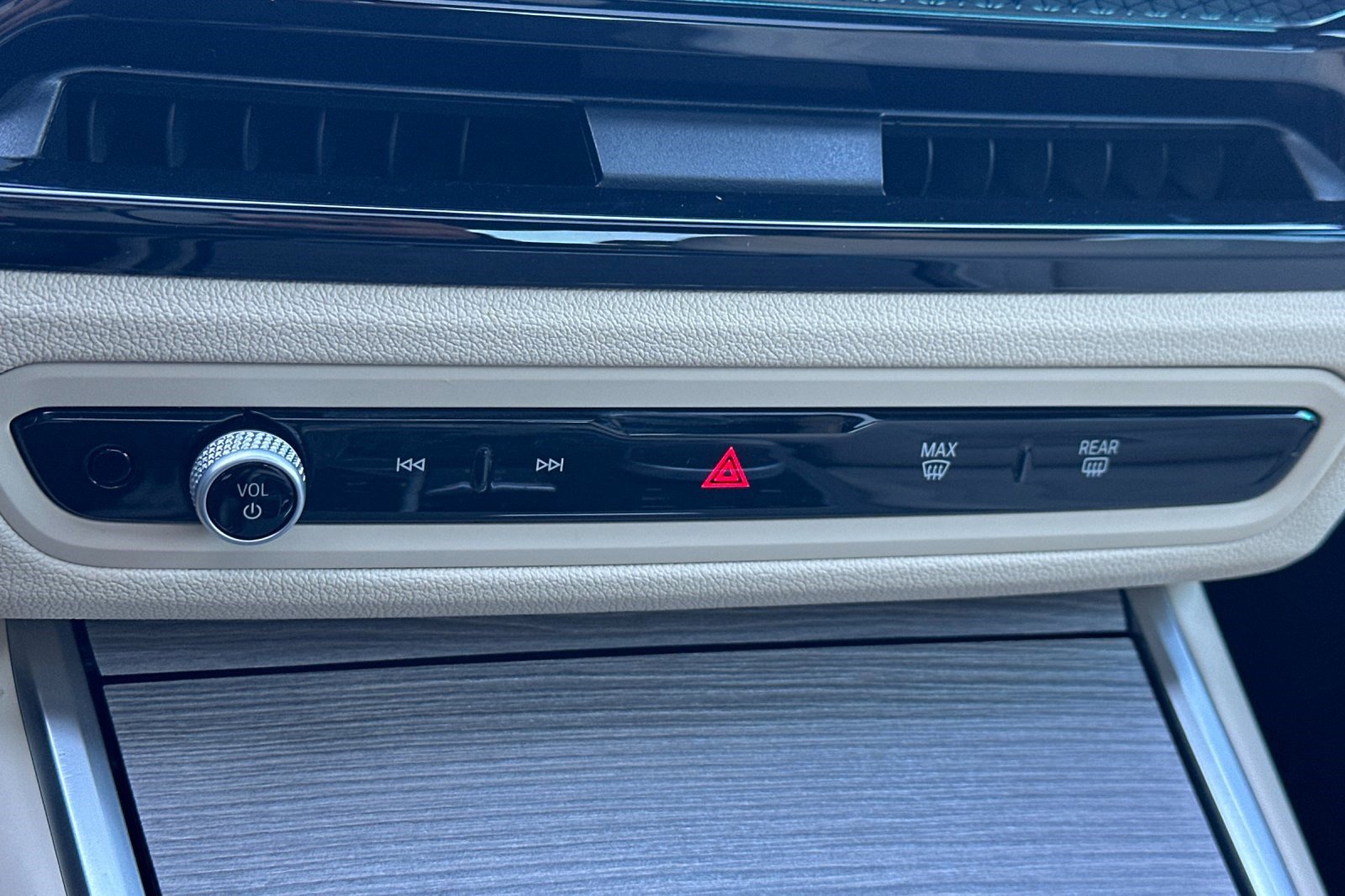 Used 2025 BMW 330i Sedan w/ Premium Package image 26