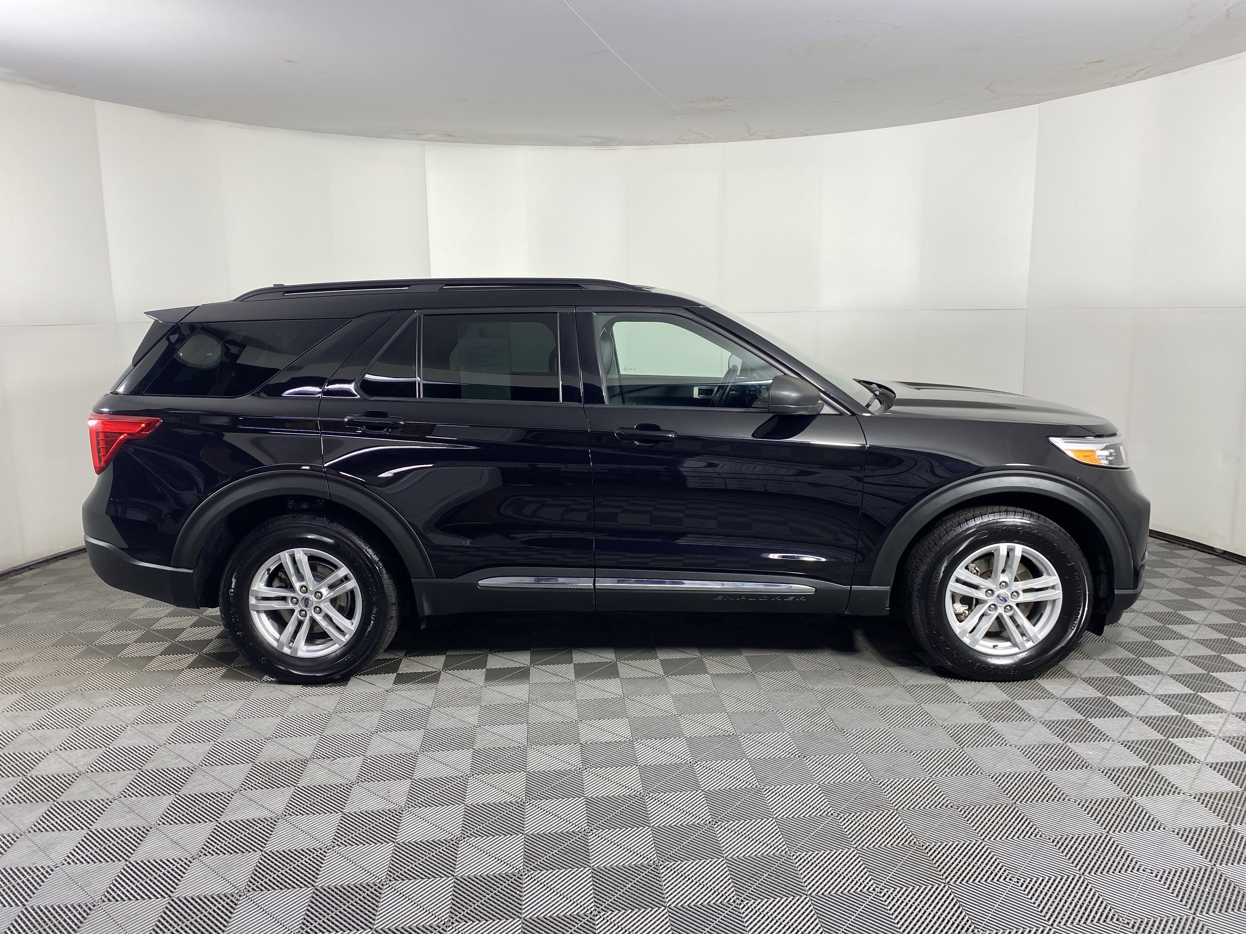 Used 2021 Ford Explorer XLT w/ Equipment Group 202A image 7