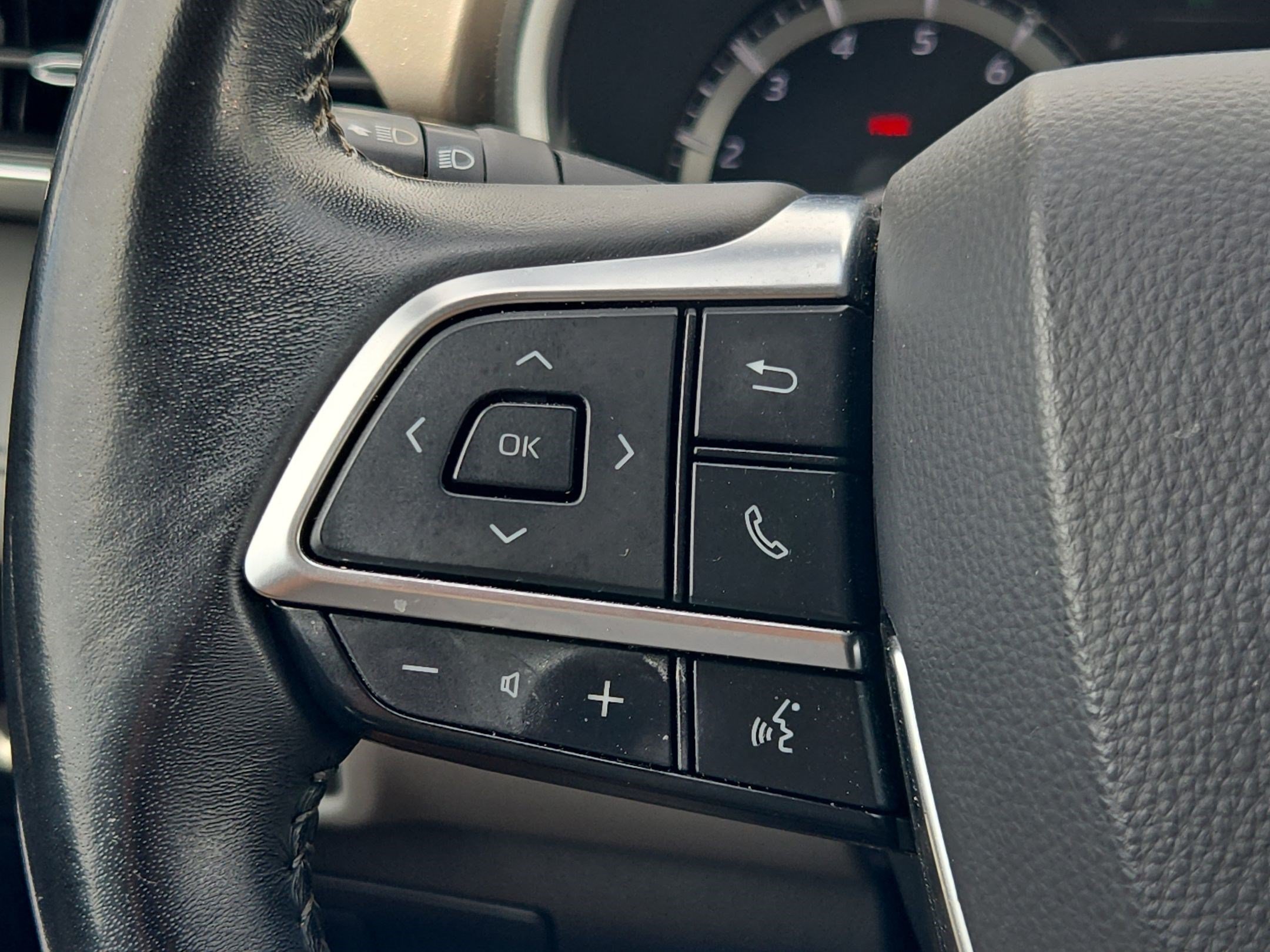 Used 2020 Toyota Highlander XLE FWD image 19