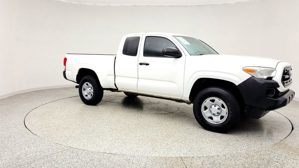 Used 2017 Toyota Tacoma SR image 3