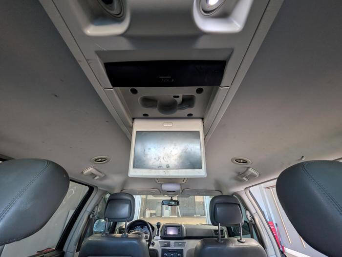 Used 2013 Volkswagen Routan SE FWD image 41