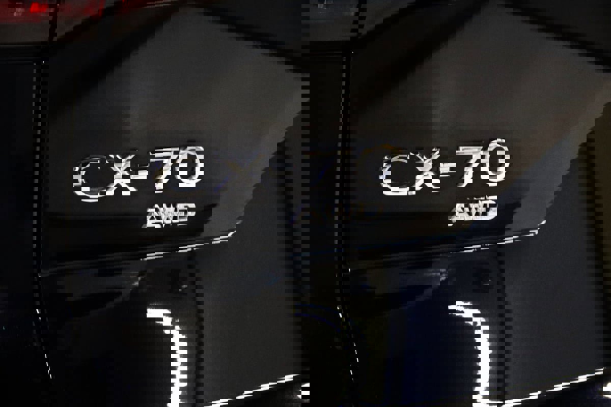 Used 2025 MAZDA CX-70 Plug-In Hybrid w/ Premium Pkg image 11