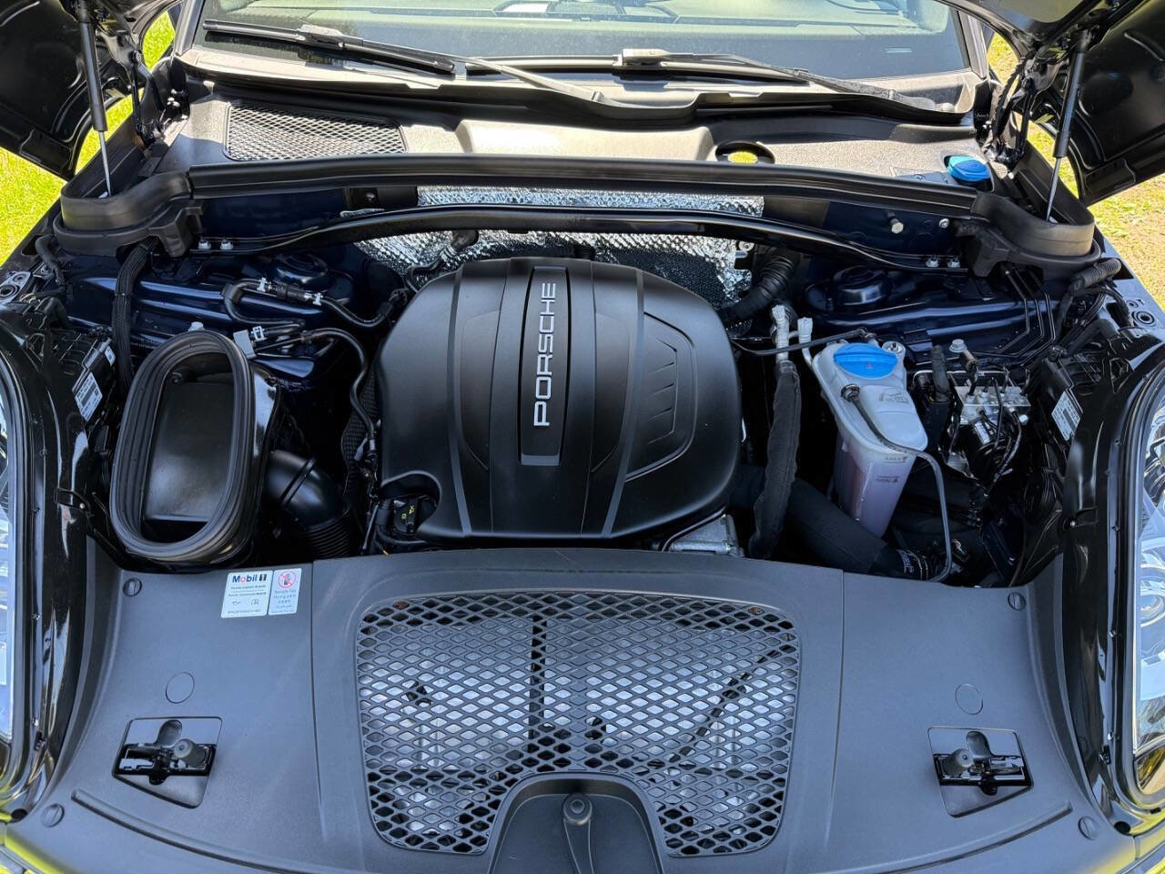 Used 2018 Porsche Macan AWD/4WD image 18