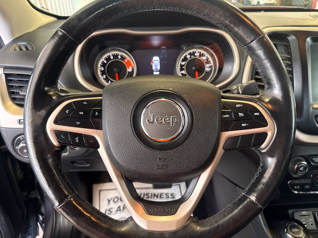 Used 2018 Jeep Cherokee Limited AWD/4WD image 15