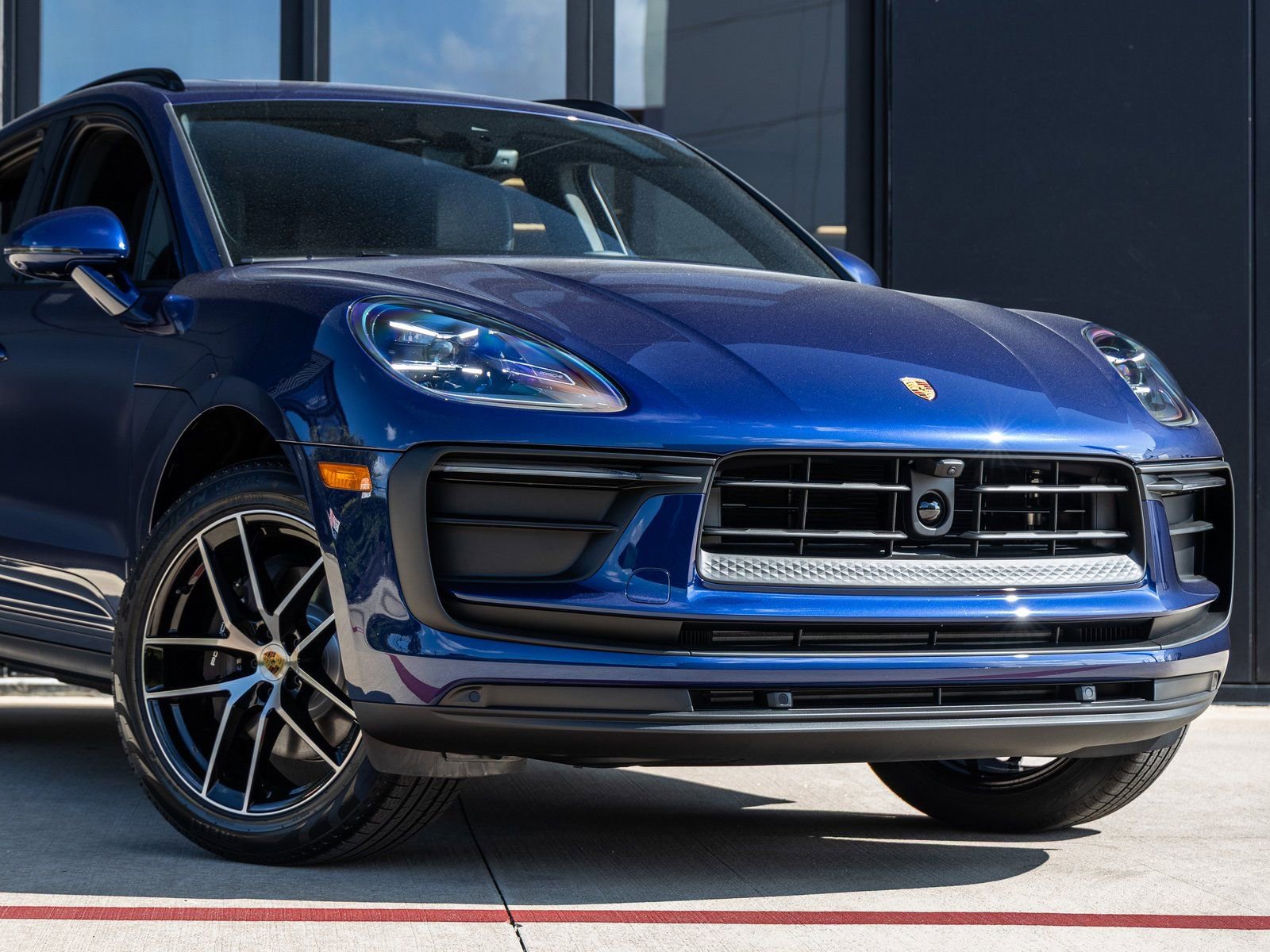 Certified 2025 Porsche Macan image 9